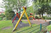 Spielplatz auf dem Grundstück - 