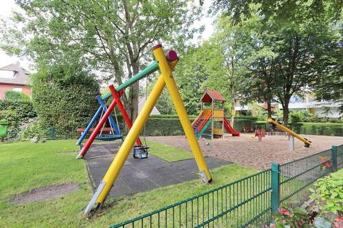 Spielplatz auf dem Grundstück - 