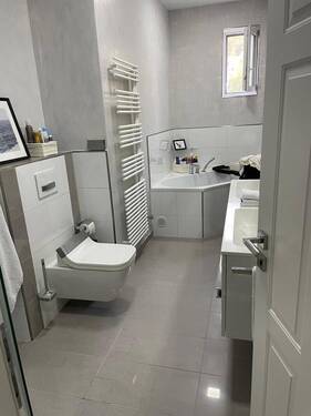 Badezimmer mit Wanne und Dusche im EG - Mehrfamilienhaus, Wohnhaus mit 290,00 m&sup2; in Dillenburg zum Kaufen