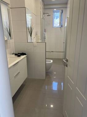 Badezimmer mit Dusche im OG - 