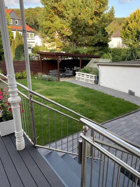 Garten mit überdachtem Freisitz und Garage - 