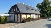 Front- und Seitenansicht - Ein Haus mit traditioneller Handschrift