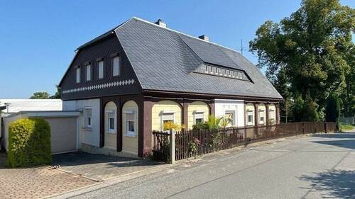 Front- und Seitenansicht - Ein Haus mit traditioneller Handschrift