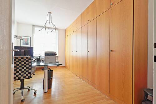 Büroraum mit Durchgangstür - 