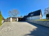 Haus und Auffahrt - 