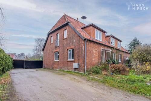 Blick in die Einfahrt - 1 Zimmer Mehrfamilienhaus, Wohnhaus in Stockelsdorf