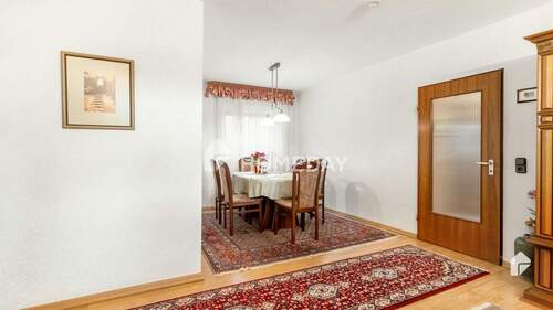 Wohnzimmer 2 - Geräumige 4-Zimmer-Wohnung in begehrter Rüsselsheimer Lage mit Westbalkon & TG-Stellplatz