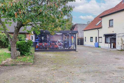 Hofseite mit Schuppen_Wintergarten - Mehrfamilienhaus, Wohnhaus mit 220,20 m&sup2; in Tangstedt zum Kaufen