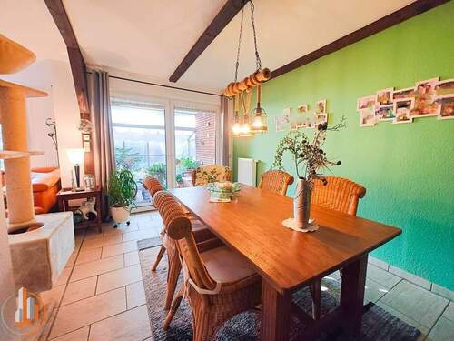 Essbereich mit Blick in den Wintergarten - 