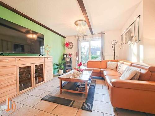 Wohnzimmer mit Blick in den Garten - 