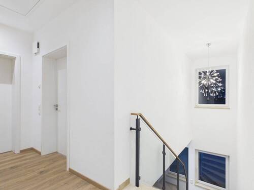Treppenaufgang mit modernem Glas- und Metallgeländer - 