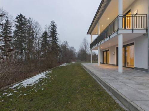 Privater Garten mit idyllischem Bachlauf - 