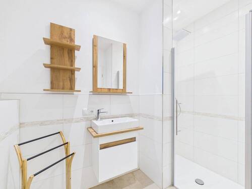 Modernes Duschbad im Erdgeschoss - 