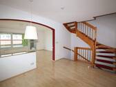 EG: offenes Esszimmer mit Treppenbereich - 