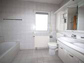 OG: Tageslichtbad mit Wanne, Dusche, WC und Doppelwaschbecken - 