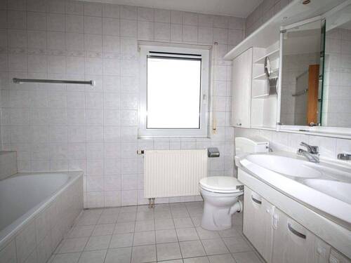 OG: Tageslichtbad mit Wanne, Dusche, WC und Doppelwaschbecken - 