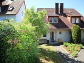 Hausvorderseite - Doppelhaushälfte mit verträumten Garten