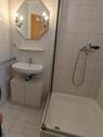 Keller: Kleines Tageslichtbad mit Dusche, WC und Waschbecken - 