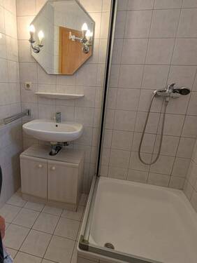 Keller: Kleines Tageslichtbad mit Dusche, WC und Waschbecken - 