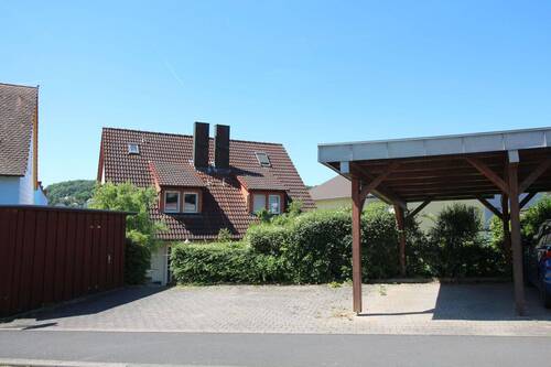 Carport, zwei Außenstellplätze, Schuppen - Doppelhaushälfte mit 75,00 m&sup2; in Ochsenfurt zum Kaufen