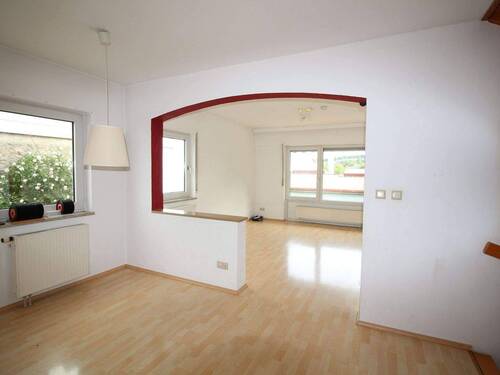 EG: Esszimmer mit Blick ins Wohnzimmer - 
