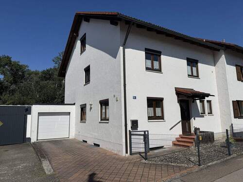 Aussenansicht - Platz für die ganze Familie! Traumhafte Doppelhaushälfte mit Blick ins Grüne