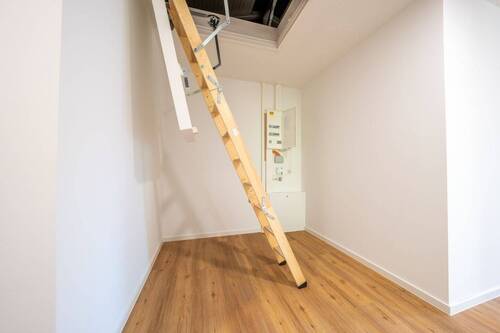 Abstellnische mit Einschubtreppe - 