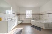 Helles Dusch- und Wannenbad - 