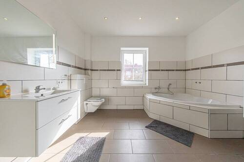 Helles Dusch- und Wannenbad - 