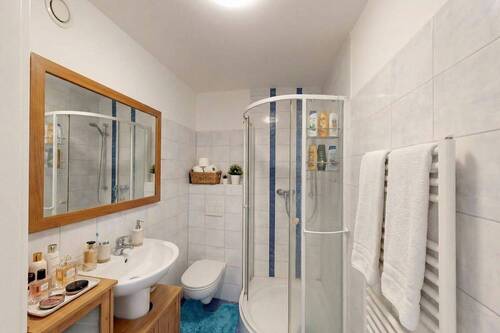Bad mit Wanne-Deko KI visualisiert - 