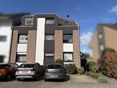 Straßenansicht mit Stellplatz - 