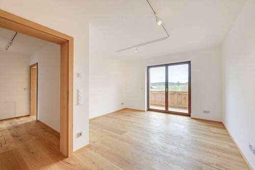 Auch die beiden großen Schlafzimmer im Obergeschoss sind mit Eichenholz-Landhausdielen ausgestattet - 