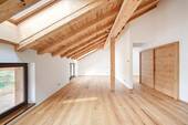 Der offene Dachstuhl mit bis zu 4m Deckenhöhe verleiht dem Dachstudio einen ganz besonderen Flair - 