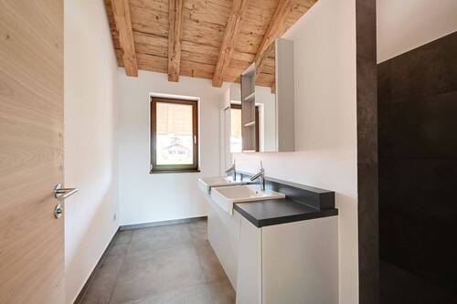 Auch das zweite Duschbad im Dachgeschoss verfügt über Tageslicht und ein komfortables Dusch WC - 