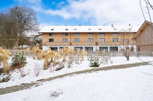 lAus der ehemaligen Scheune wurden 3 Reihenhäuser, welche sich perfekt an den Kopfbau anschmiegen - H&G - PROVISIONSFREI - Modernes Landleben mit Stil & Design im Münchner Süden