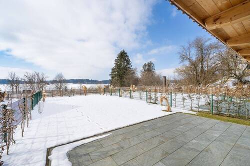 WEITBLICK - Auf der großen Süd-Westterrasse genießen Sie den unverbaubaren Weitblick Richtung Gemeinschaftsgarten - 5 Zimmer Reihenmittelhaus zum Kaufen in Dietramszell