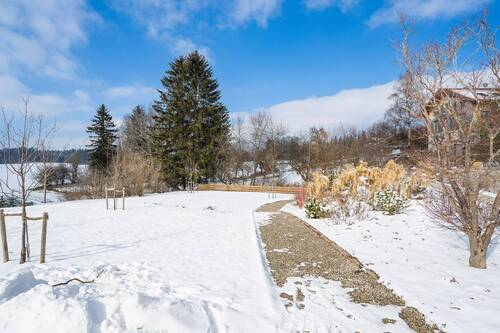 m großen Gemeinschaftsgarten mit Bilderbuch Ausblick auf den Weiher lässt man den Alltag hinter sich - 5 Zimmer Reihenmittelhaus in Dietramszell