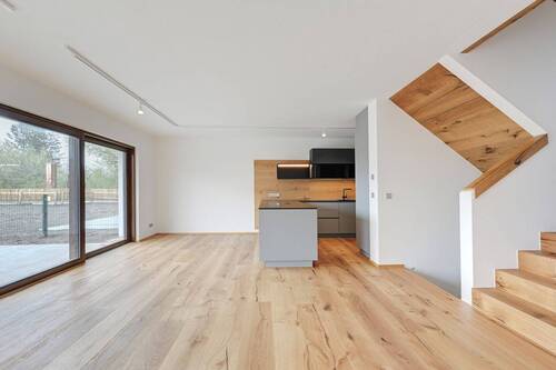 Im Haus begrüßt Sie zuerst der lichtdurchflutete Wohn-Essbereich mit Zugang zur Süd/West Terrasse - 