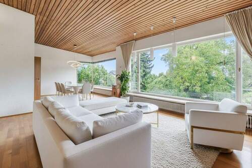 Wohn- und Essbereich mit Blick ins Grüne 