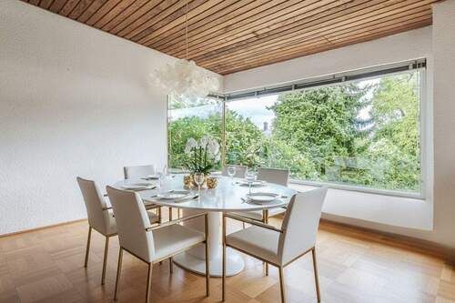 Essbereich mit Blick ins Grüne 