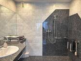Bad mit ebenerdiger Dusche in Marmor und Granit - 