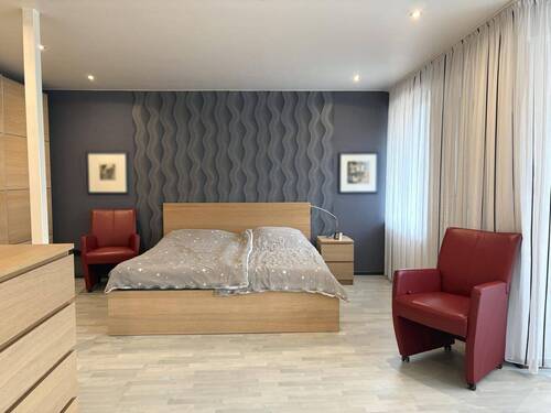 Elternschlafzimmer mit Zugang zur Loggia - 