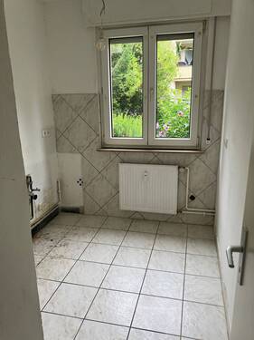 Küche mit hellen Fliesen - 