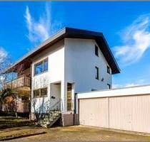 Geräumiges Einfamilienhaus - tolle Wohnlage! Hobbyräume, Doppelgarage, Balkone, großes Grundstück. - Sinzheim Ortsgebiet