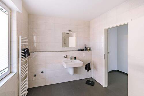 Badezimmer EG-Türseite - Mehrfamilienhaus, Wohnhaus mit 161,20 m&sup2; in Gütersloh zum Kaufen