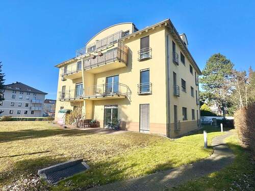 Hausansicht-Hinten - Beziehbare 4-Zimmerwohnung - Nähe Großer Garten! Balkon! Aufzug! 2 x TG! Gäste-Bad!