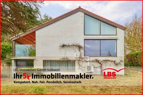 Frontansicht - Freistehendes Einfamilienhaus auf weitläufigem, sonnigen Grundstück.