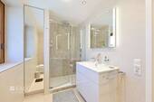 OG Badezimmer Blick Dusche - 