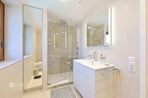 OG Badezimmer Blick Dusche - 