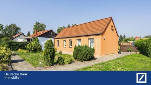 Hausansicht Front - Haus mit Geschichte, Grundstück mit Zukunft - hier beginnt Ihr Projekt!